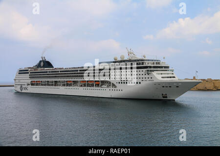 MSC Opera cruiser navire entrant dans le port de La Valette, à La Valette, Malte. Banque D'Images