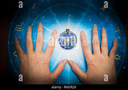 Mains d'un astrologue, dire de fortune selon le concept des étoiles Banque D'Images