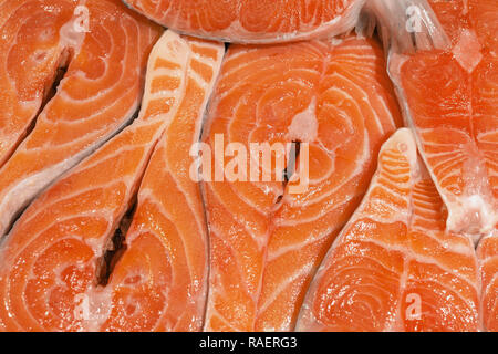 Close-up des darnes de saumon cru. Filet de poisson à l'encontre du marché. Alimentation saine. Banque D'Images