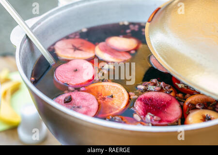 Vin chaud préparé en pot de fer au city street juste. Noël et nouvel an traditionnel verre d'alcool - vin chaud. Wc séparés avec un verre en ville, à l'hiver Banque D'Images