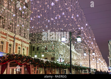 Moscou, Russie - le 09 décembre 2018 : Nouvel An et de Noël Décoration d'éclairage sur la rue Kamergerskiy Pereulok, Moscow, Russie - Image Banque D'Images