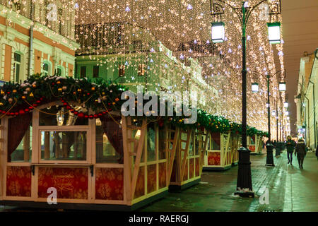 Moscou, Russie - le 09 décembre 2018 : Nouvel An et de Noël Décoration d'éclairage sur la rue Kamergerskiy Pereulok, Moscow, Russie - Image Banque D'Images