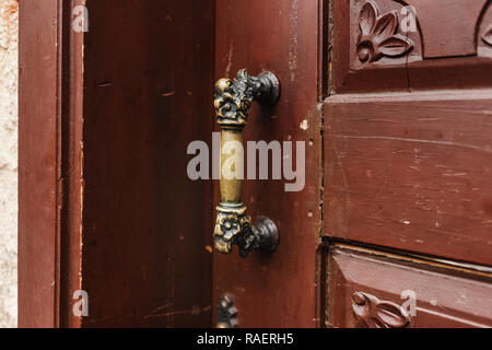 Beau brun en bois avec poignée de porte dans la ville antique de la ville d'Antalya, Turquie. Photographie couleur horizontal. Banque D'Images