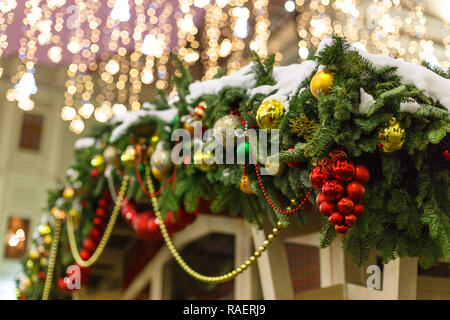 Moscou, Russie - le 09 décembre 2018 : Nouvel An et de Noël Décoration d'éclairage sur la rue Kamergerskiy Pereulok, Moscow, Russie - Image Banque D'Images