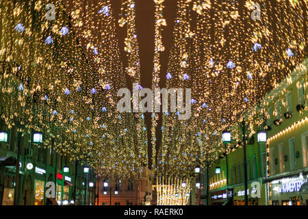 Moscou, Russie - le 09 décembre 2018 : Nouvel An et de Noël Décoration d'éclairage sur la rue Kamergerskiy Pereulok, Moscow, Russie - Image Banque D'Images