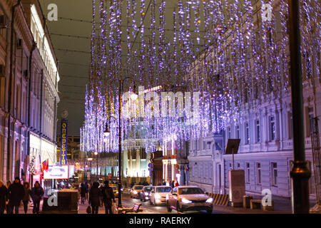 Moscou, Russie - le 09 décembre 2018 : Nouvel An et de Noël Décoration d'éclairage sur la rue B. Shelter street Banque D'Images