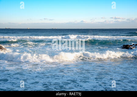 Wild Waves et ciel bleu. Plage de Gangwon-do, en République de Corée. Banque D'Images