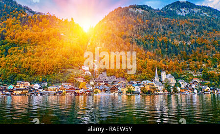 Vue panoramique magnifique lever du soleil sur les Alpes autrichiennes. Village de montagne à Hallstatt Hallstatt lac. Journée ensoleillée, vue sur le lac de Hallstatt montagnes des Alpes. Région Banque D'Images