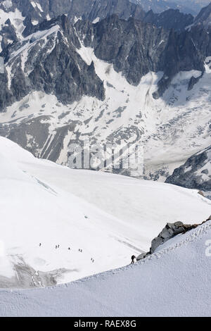 Les alpinistes croissant pour le Mont Blanc à Chamonix, France. Vertical image Banque D'Images