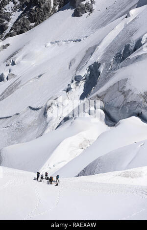 Les alpinistes croissant pour le Mont Blanc à Chamonix, France. Vertical image Banque D'Images