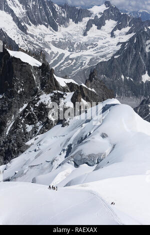 Les alpinistes croissant pour le Mont Blanc à Chamonix, France. Vertical image Banque D'Images