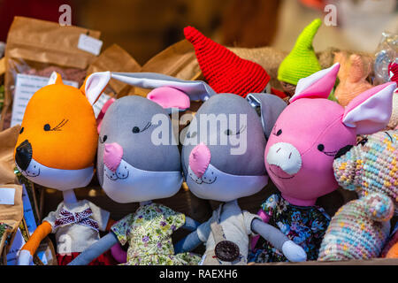 Photo en gros plan. Une gamme de jouets fabriqués à la main dans le centre artisanal du marché annuel. Banque D'Images