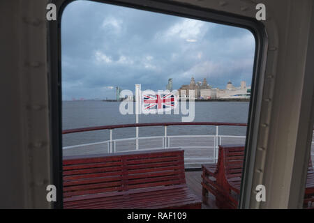 Vue sur le Royal Liver Building et l'Union Jack flag du Royal Iris ferry, Mersey, Liverpool Banque D'Images