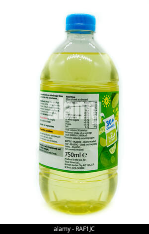 Largs, Ecosse, UK - janvier 02, 2018 : l'arrière de l'étiquette bouteille recyclable en plastique contenant de la chaux de marque Tesco recyclables squash en ligne avec dev. Banque D'Images