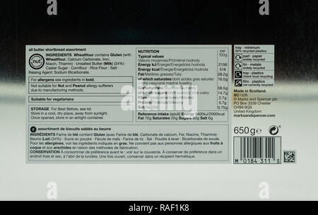 Largs, Ecosse, UK - janvier 02, 2018 : l'arrière d'une étiquette de marque M&S biscuits sablés dans un jolie boîte qui est partiellement recyclables. Banque D'Images