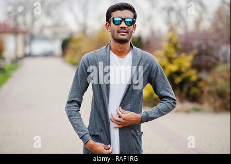 L'homme indien élégant à porter des lunettes posées occasionnels à l'extérieur. Banque D'Images