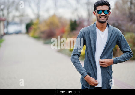 L'homme indien élégant à porter des lunettes posées occasionnels à l'extérieur. Banque D'Images