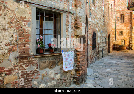 Fenêtre avec des bars dans la vieille maison de la ville de Montepulciano, Toscane, Italie Banque D'Images