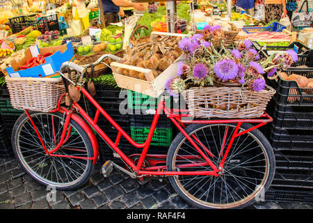 Location de paniers de châtaignes et artichauts sur le marché de Campo di Fiori, Rome, Italie Banque D'Images