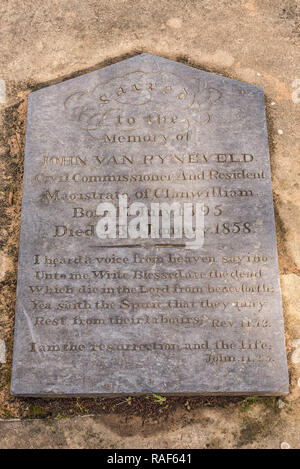 CLANWILLIAM, AFRIQUE DU SUD, le 28 août 2018 : une pierre tombale à l'historique première Église Réformée hollandaise à Clanwilliam dans la province de Western Cape Banque D'Images