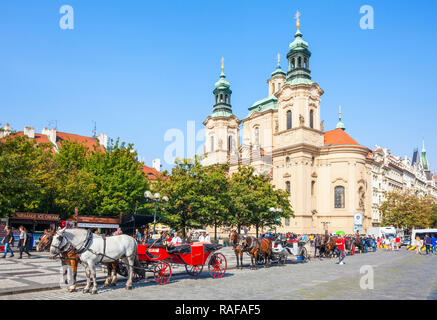 St Nicholas church Prague Prague et promenades en calèche à partir de la place de la vieille ville Staroměstské náměstí Prague République tchèque l'Europe de l'UE Banque D'Images