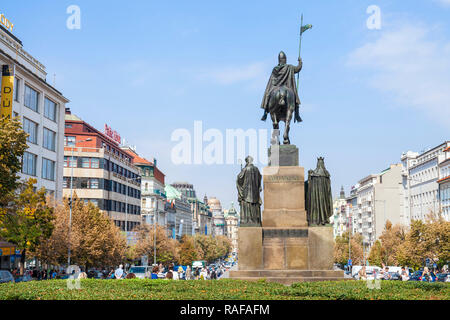 Prague Wenceslas Square Prague statue de St Venceslas sur le grand boulevard de magasins et hôtels dans le centre historique de Prague République Tchèque Europe Banque D'Images