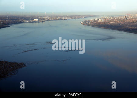 Vue aérienne vers le nord sur la rivière Mersey Estuary vers Liverpool & Birkenhead Banque D'Images