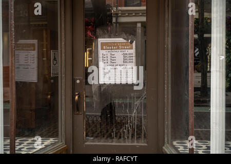 Un signe sarcastique affiché sur un poste vacant sur la boutique dans le quartier branché de Bleecker Street Quartier Greenwich Village de New York le Mardi, Décembre 25, 2018 le monopole des parodies et critique le niveau élevé des loyers dans la rue et contient une citation de Jane Jacobs. (Â© Richard B. Levine) Banque D'Images