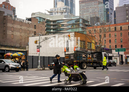 New York NY/USA-Décembre 20, 2018 Nouveau développement plane sur les bâtiments anciens dans le quartier Chelsea Gallery à New York, le jeudi 20 décembre 2018. (© Richard B. Levine) Banque D'Images