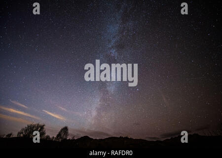 Voie lactée, les étoiles et ciel nocturne au vu de la belle région des Trossachs en Ecosse, Stirling, UK - 1er janvier 2019. Banque D'Images