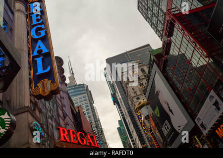 La Regal Cinemas à Times Square à New York le lundi, Décembre 24, 2018. Hollywood a déjà fait état d'une année à succès avec plus de 11,83 milliards de dollars en ventes de billets, citant plusieurs hits, et il y a encore la lucrative la semaine de Noël pour aller à terminer l'année. (© Richard B. Levine) Banque D'Images