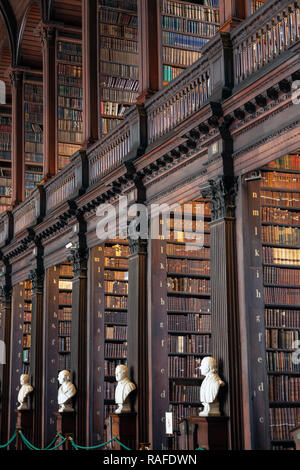 DUBLIN, IRLANDE - DEC 15, 2014 : Des rangées de vieux livres sur des étagères dans la Chambre depuis longtemps dans la bibliothèque de Trinity College. Banque D'Images