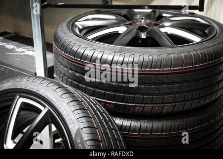 Bruxelles - Jan 19, 2017 : Nouveau sport automobile moderne des jantes et des pneus à l'Autosalon Bruxelles Salon de l'automobile. Banque D'Images