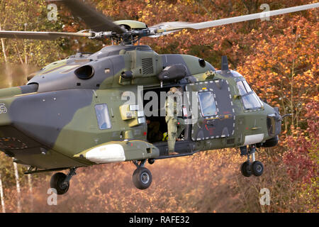 DEELEN, Pays-Bas -OCT 11, 2018 : chef de l'équipe de sortir d'une armée allemande NH90 hélicoptère décollant de la base aérienne au cours de l'automne Falcon Deelen exe Banque D'Images