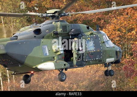 DEELEN, Pays-Bas -OCT 11, 2018 : chef de l'équipe de sortir d'une armée allemande NH90 hélicoptère décollant de la base aérienne au cours de l'automne Falcon Deelen exe Banque D'Images