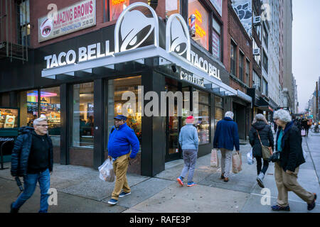 New York NY/USA-Décembre 21, 2018 Une nouvelle marque fessée Taco Bell Cantina franchise dans le quartier de Chelsea, New York, le vendredi 21 décembre 2018. Taco Bell est l'ouverture de format plus petit et en ligne restaurants Cantina urbaine tout au long de New York City avec des équipements tels que le wi-fi et d'art locales avec les Cantinas de servir de l'alcool. (Â© Richard B. Levine) Banque D'Images