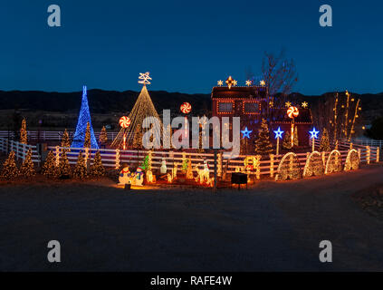 Crépuscule sur plus de 140 000 lumières de Noël ornent le produit brut ; accueil ; Salida Colorado ; USA Banque D'Images