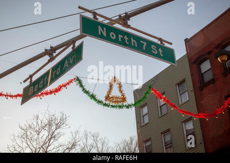 Décorations de Noël Sur Bedford Avenue, dans le quartier branché de hipster Williamsburg, Brooklyn, à New York, le dimanche, Décembre 23, 2018. À partir d'avril 2019 reconstruction majeure doit avoir lieu sur le Tunnel de Canarsie, endommagé dans l'Ouragan Sandy, efficacement l'arrêt du train 'L' et d'isoler le quartier. (Â© Richard B. Levine) Banque D'Images