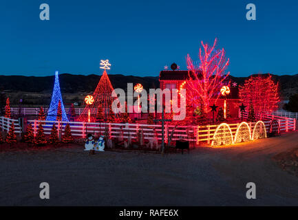 Crépuscule sur plus de 140 000 lumières de Noël ornent le produit brut ; accueil ; Salida Colorado ; USA Banque D'Images