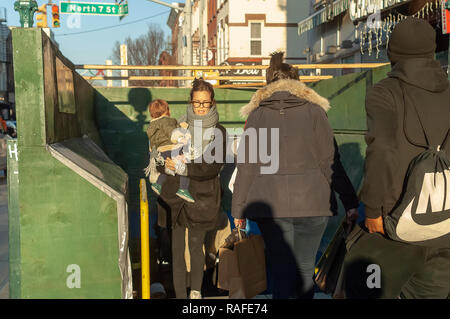 Les résidents et les visiteurs entrent et sortent de la Bedford Avenue station sur le 'L' dans le quartier branché de trains hipster Williamsburg, Brooklyn, à New York, le dimanche, Décembre 23, 2018. À partir d'avril 2019 reconstruction majeure doit avoir lieu sur le Tunnel de Canarsie, endommagé dans l'Ouragan Sandy, efficacement l'arrêt du train 'L' et d'isoler le quartier. (© Richard B. Levine) Banque D'Images