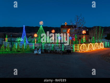 Crépuscule sur plus de 140 000 lumières de Noël ornent le produit brut ; accueil ; Salida Colorado ; USA Banque D'Images