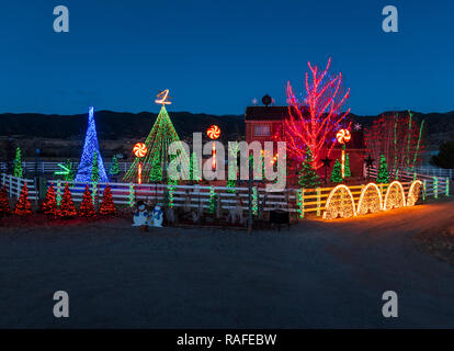 Crépuscule sur plus de 140 000 lumières de Noël ornent le produit brut ; accueil ; Salida Colorado ; USA Banque D'Images