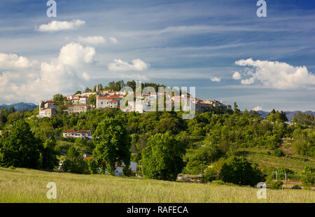 Village de Stanjel, sur le plateau du Karst Slovène Banque D'Images