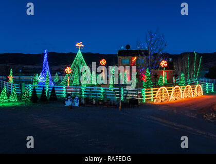 Crépuscule sur plus de 140 000 lumières de Noël ornent le produit brut ; accueil ; Salida Colorado ; USA Banque D'Images