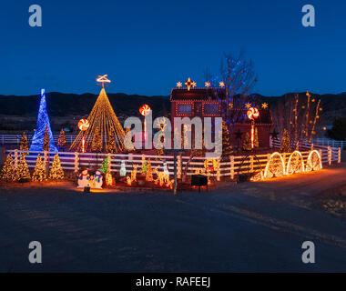 Crépuscule sur plus de 140 000 lumières de Noël ornent le produit brut ; accueil ; Salida Colorado ; USA Banque D'Images