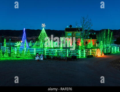 Crépuscule sur plus de 140 000 lumières de Noël ornent le produit brut ; accueil ; Salida Colorado ; USA Banque D'Images