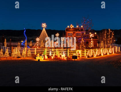 Crépuscule sur plus de 140 000 lumières de Noël ornent le produit brut ; accueil ; Salida Colorado ; USA Banque D'Images