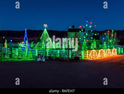 Crépuscule sur plus de 140 000 lumières de Noël ornent le produit brut ; accueil ; Salida Colorado ; USA Banque D'Images