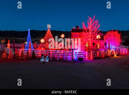 Crépuscule sur plus de 140 000 lumières de Noël ornent le produit brut ; accueil ; Salida Colorado ; USA Banque D'Images