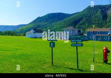 Mont-Saint-Pierre, Canada - le 13 septembre 2018 : maisons typiques en bois et panneaux de direction sentier à Mont-Saint-Pierre, Gaspésie, Québec, Canada Banque D'Images